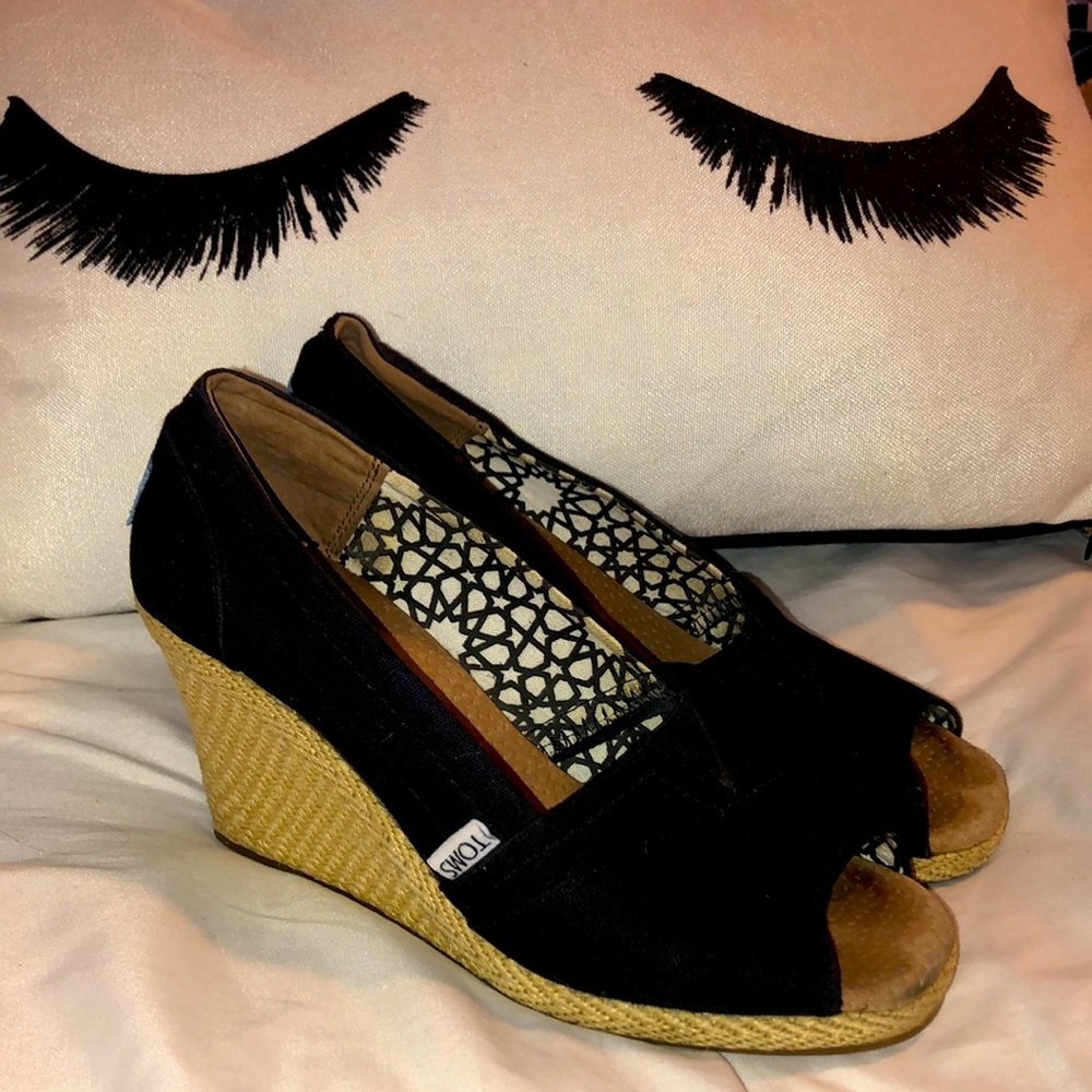 Size 7 wide Toms platform black wedges!